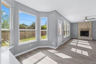 Building Photo - 700 Creekmont Dr