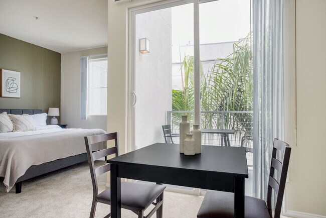 Building Photo - 5535 Westlawn Ave