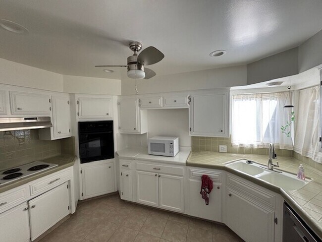 Building Photo - Very Clean Condo in Kern City!  2 Bedrooms...