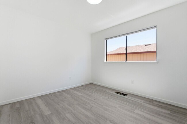 Building Photo - 800 Locust Dr