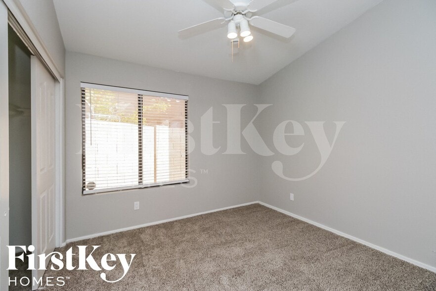 Building Photo - 306 E Vaughn Ave