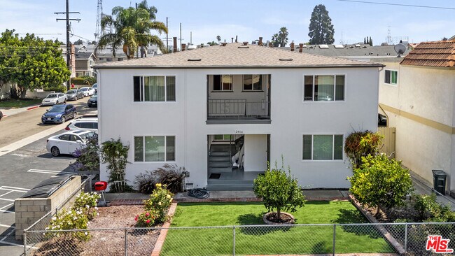 Building Photo - 2400 Vanderbilt Ln