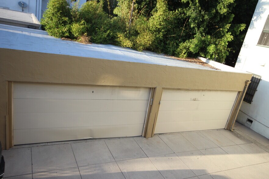 Garage w/remote control entry - 6125 Orange St