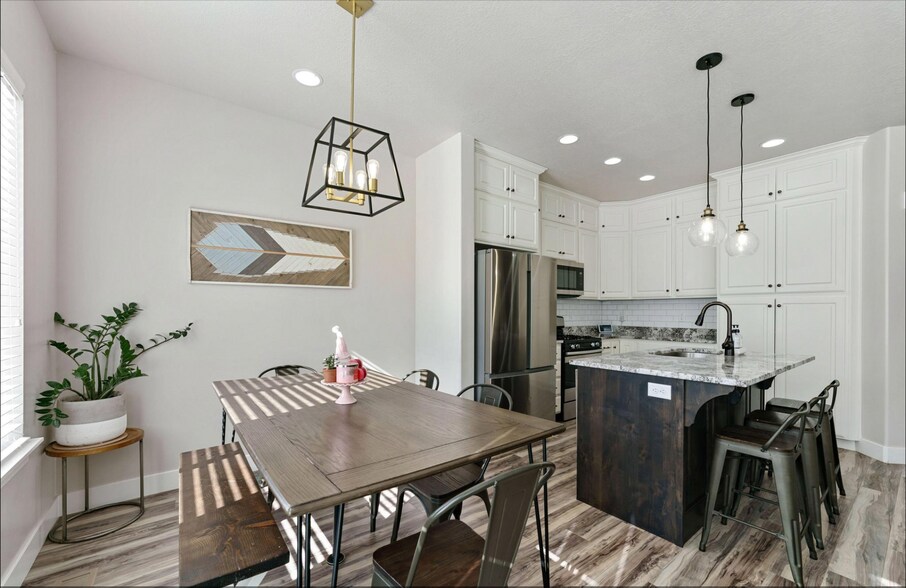 Building Photo - 203 W Silver Springs Dr