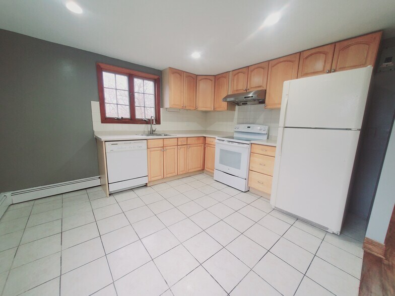 Building Photo - 17 Linden St