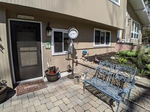 Building Photo - 40 Barton Dr