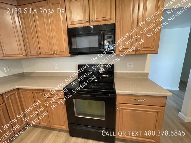 Building Photo - 2139 S La Rosa Dr