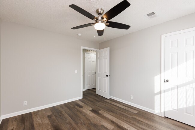 Building Photo - 3223 Alpine Ave