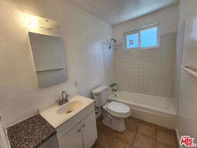 Building Photo - 1499 W 35th Pl