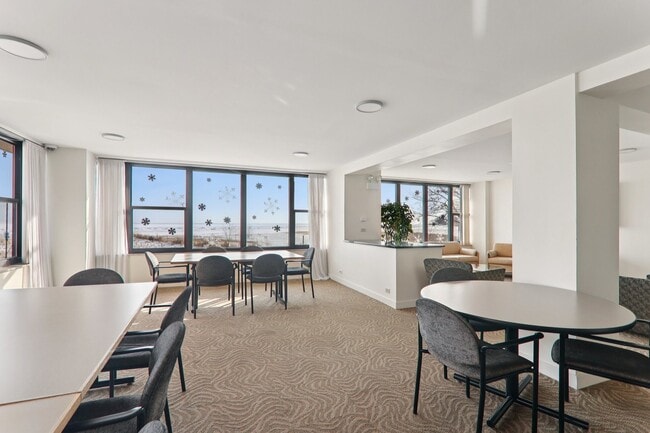 Building Photo - 5801 N Sheridan Rd