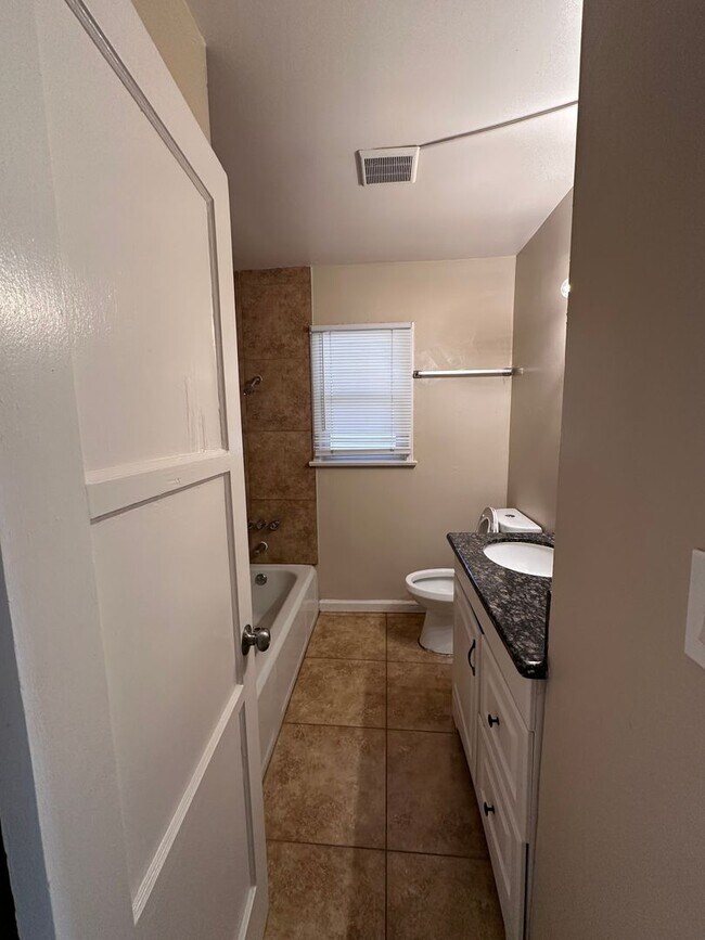 Building Photo - 2114 Brundage Ln