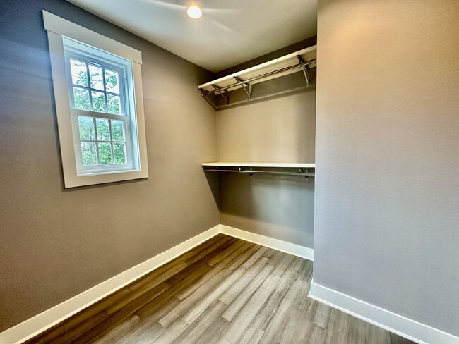 Building Photo - Large Modern Loft Home in Downtown Bluffton!