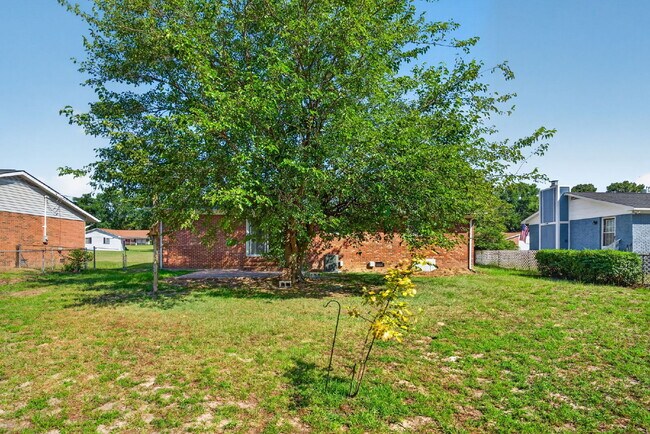 Building Photo - "Charming 3-Bed Home with Gleaming Hardwood Floors in Hope Mills!"