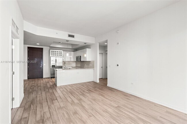 Building Photo - 999 SW 1st Ave