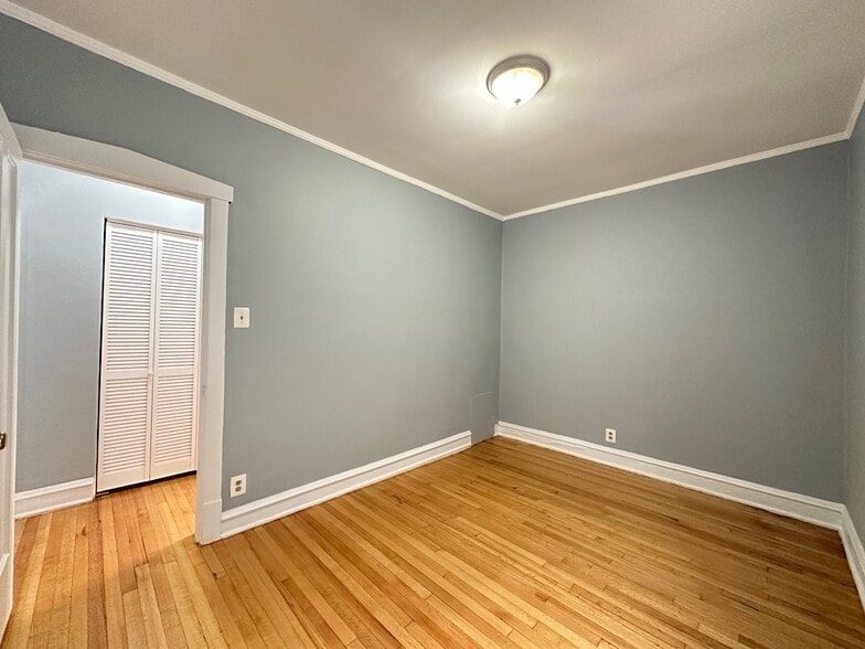 Building Photo - 1321.5 W Estes Ave