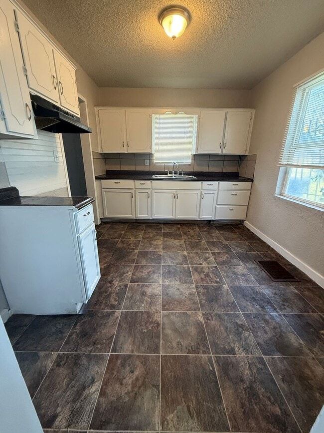 Building Photo - 2 bedroom townhome right off the highway!