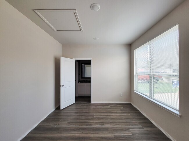 Building Photo - 11720 White Cedar St