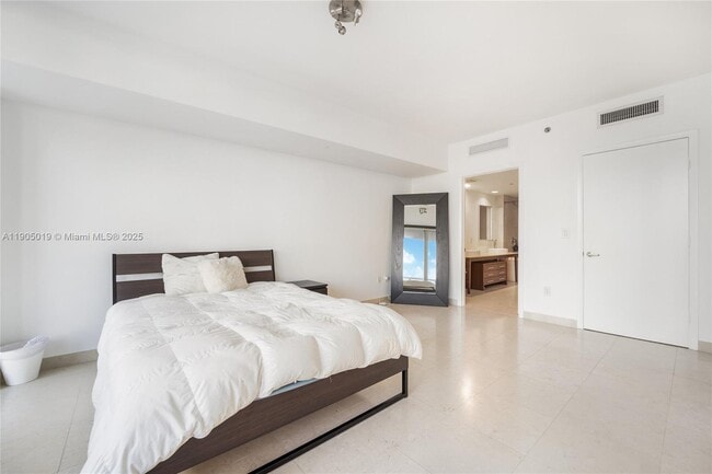 Building Photo - 495 Brickell Ave