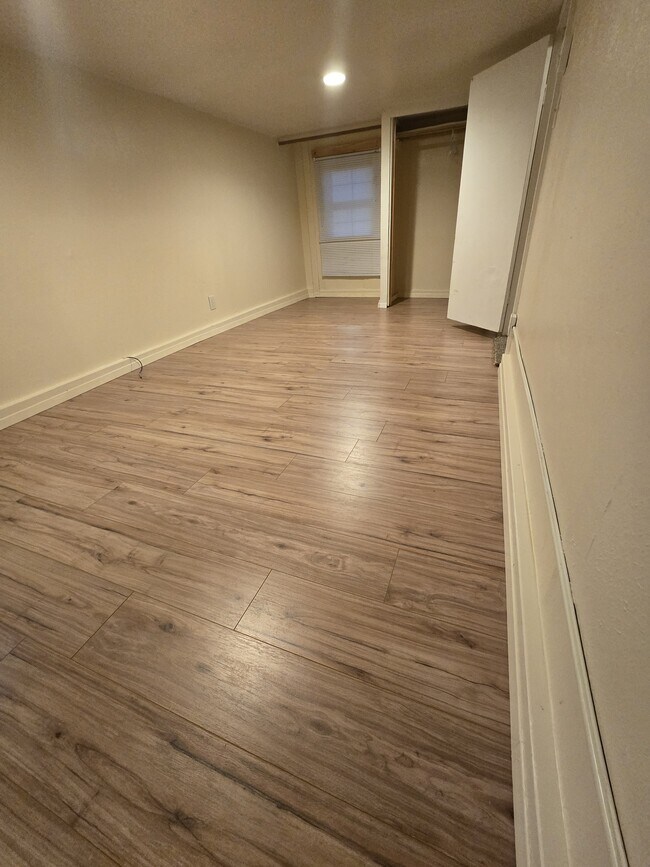 Primary Photo - 515 E New York St