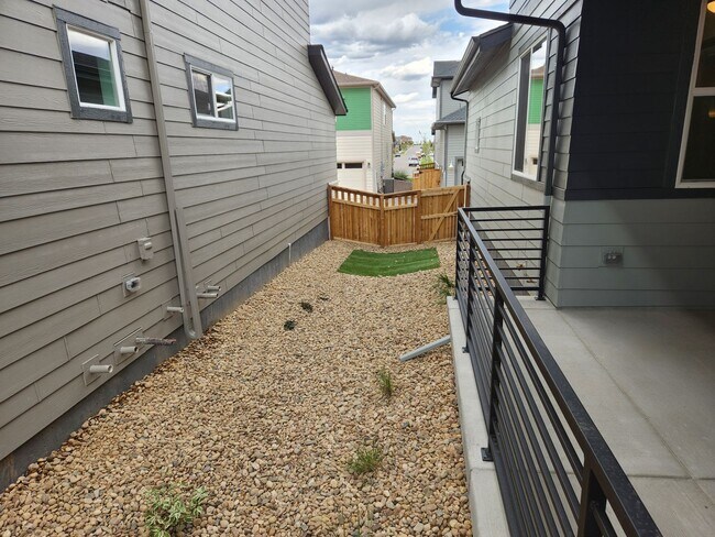 Building Photo - Newer single family home in Painted Prairie.
