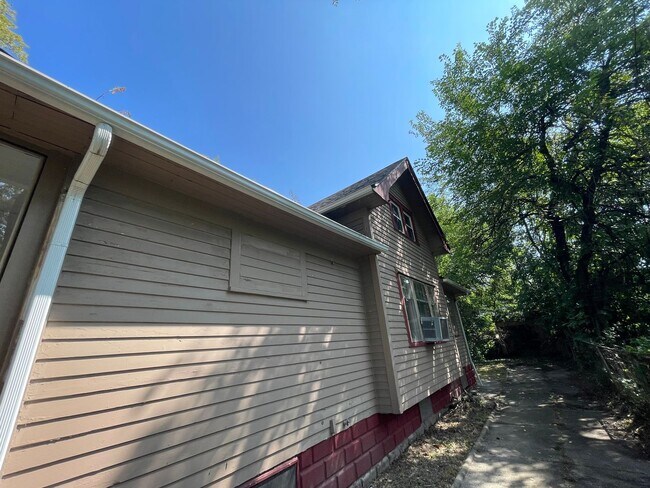 Building Photo - SECTION 8 and EDEN Accepted!! Fully renova...