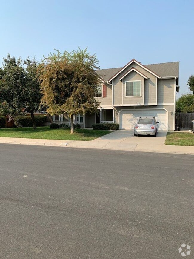 Building Photo - 5 Bedroom 3 Bath Home Available NOW!