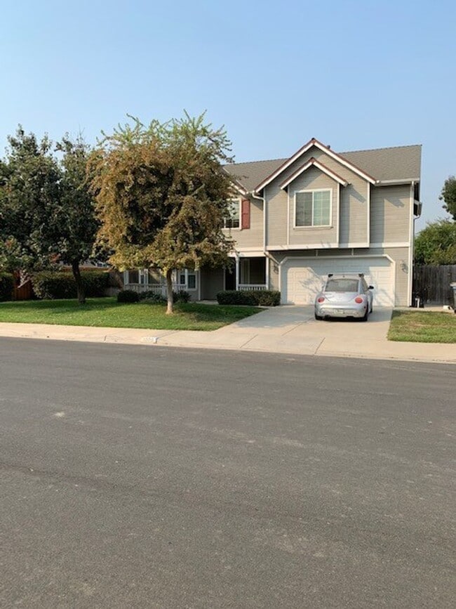 Primary Photo - 5 Bedroom 3 Bath Home Available NOW!