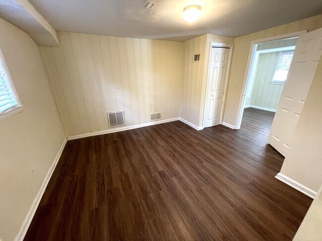 Building Photo - 5br House off S. Milledge (Available now o...