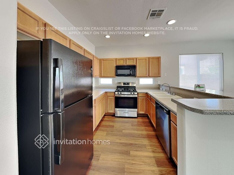 Building Photo - 720 Easter Lily Pl