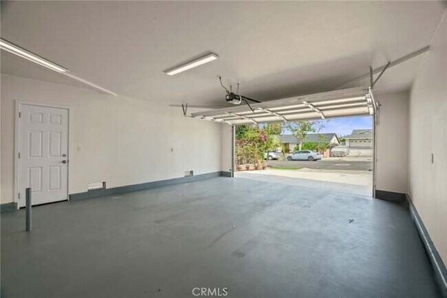 Building Photo - 5010 W Maurie Ave
