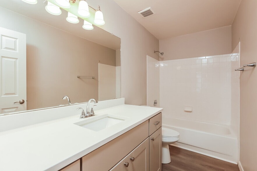 Building Photo - 1534 W Churchill Pl