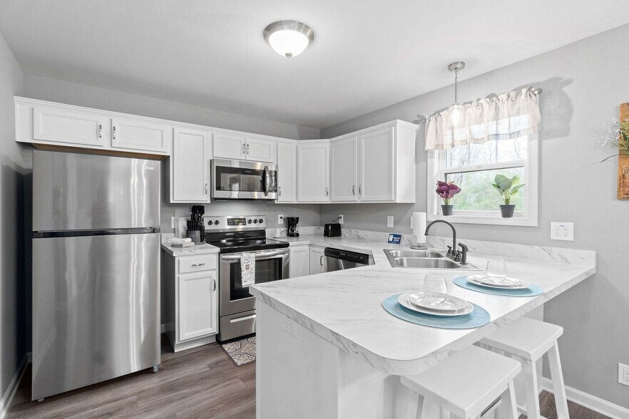 Building Photo - 865 Central Ave