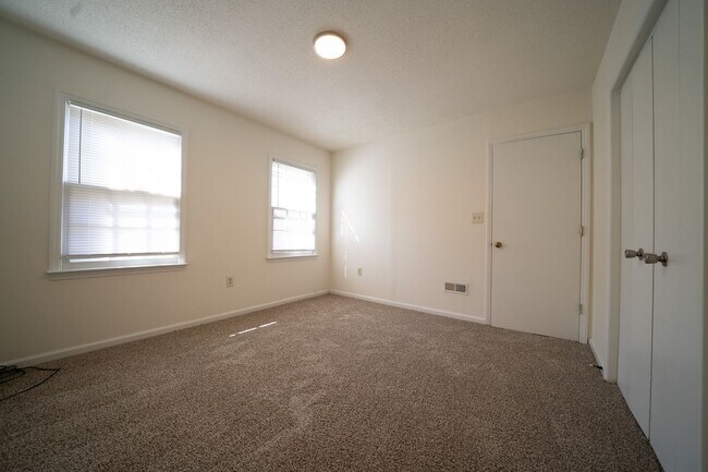 Building Photo - Billy Graham/I85 area  -Two story  3 bed, 2 1/2 bath