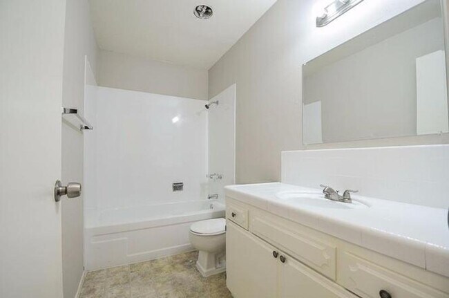 Building Photo - 4233 N Bengston Ave