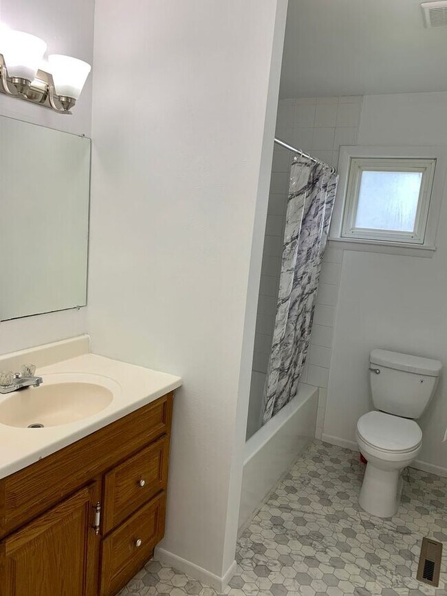Building Photo - 2 Bedroom, 1 Bath Ranch Style Duplex with ...