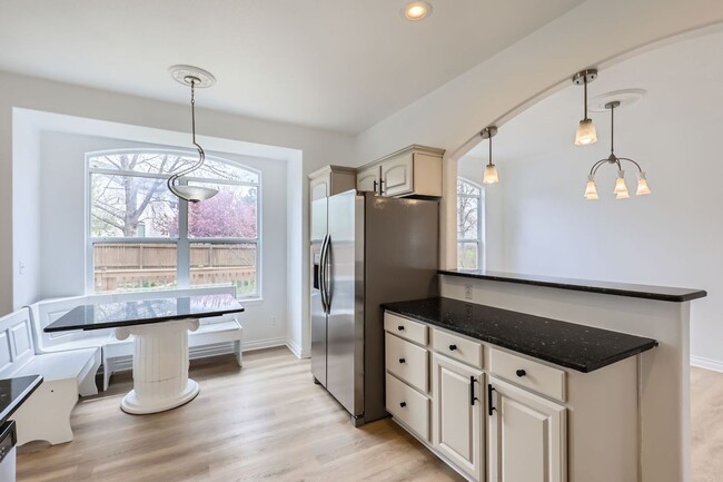 Building Photo - **Spacious, Light-Filled 4 bed, 4 bath wit...