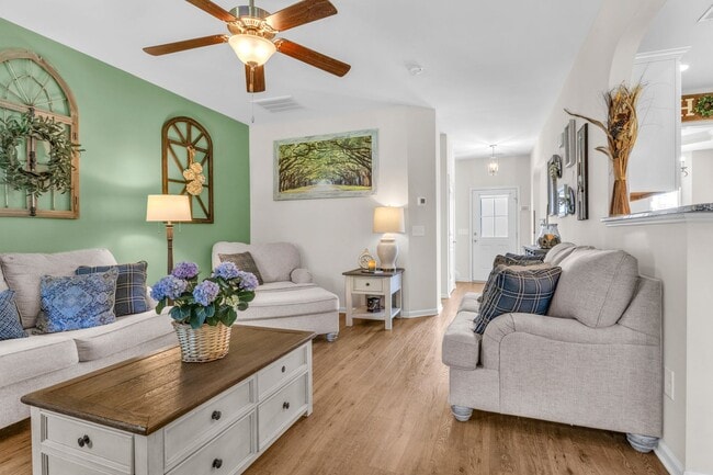 Building Photo - 4 bedroom 2.5 bathroom home close to beaches, shopping, and Marine Corps Bases.
