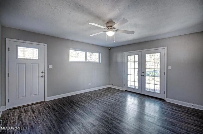 Building Photo - 361 Mary Ann Dr