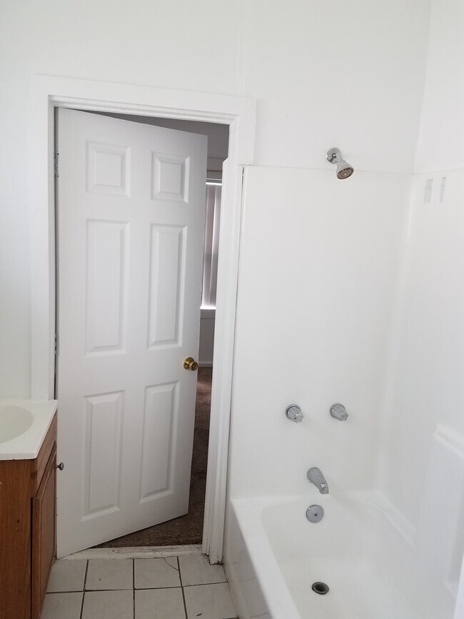 Building Photo - Walk to Beach, W/D, Shared Yard, Parking, No Pets