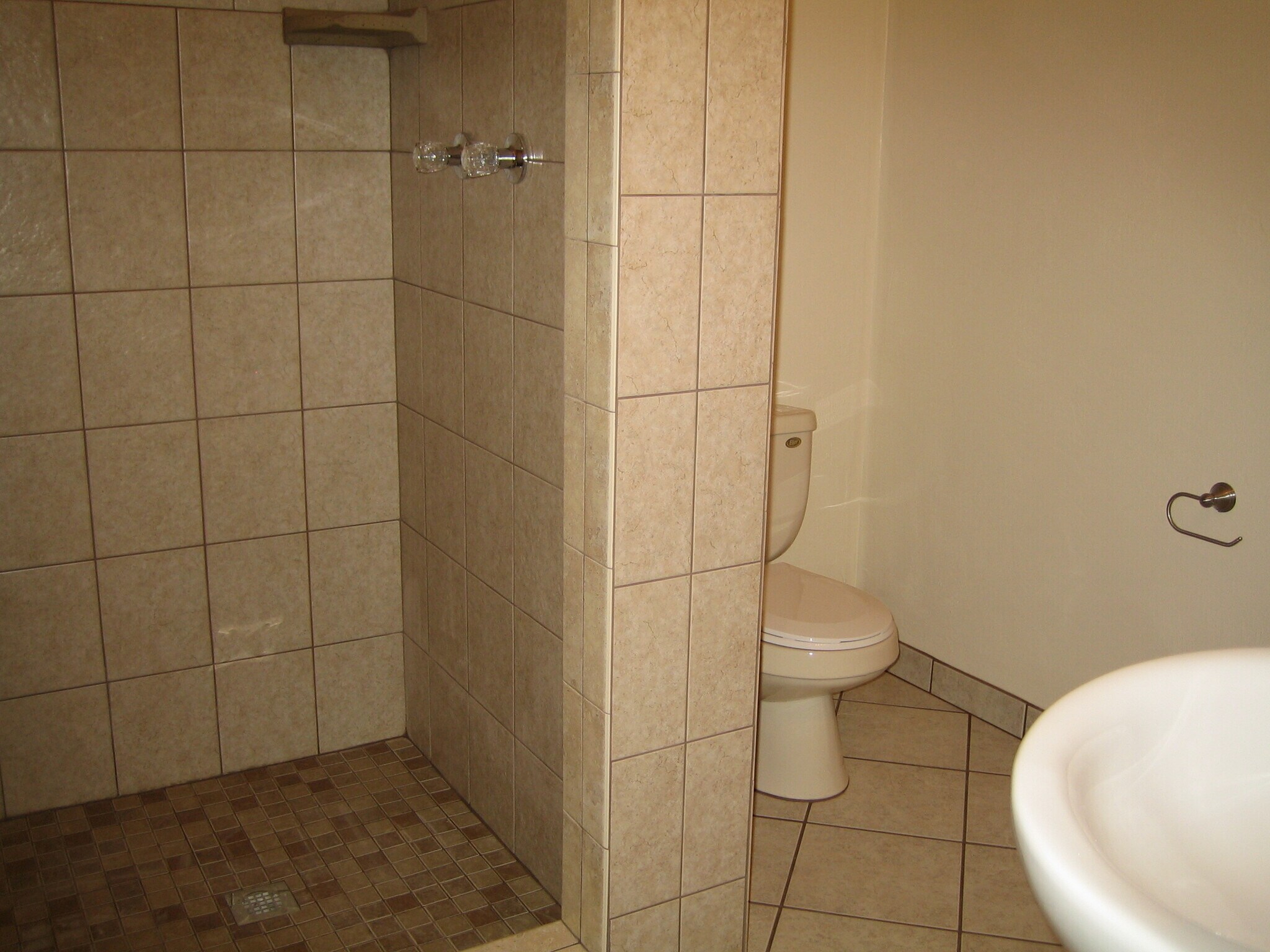 Building Photo - 418 Goodall Ave