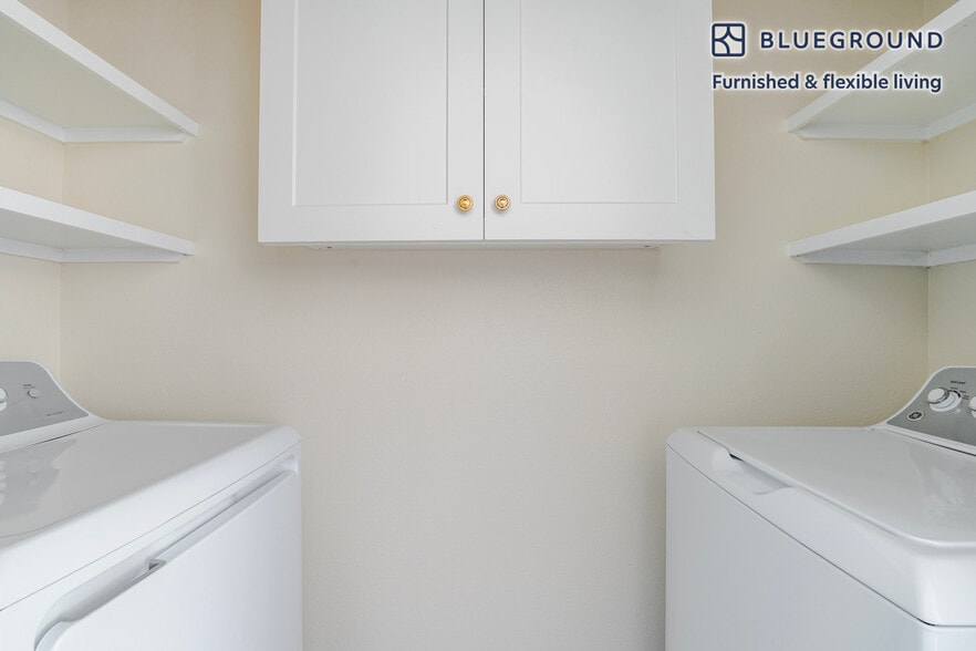 Building Photo - 1501 W Howard Ln