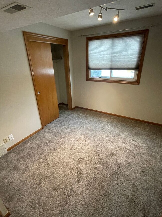 Building Photo - Updated Kitchen!