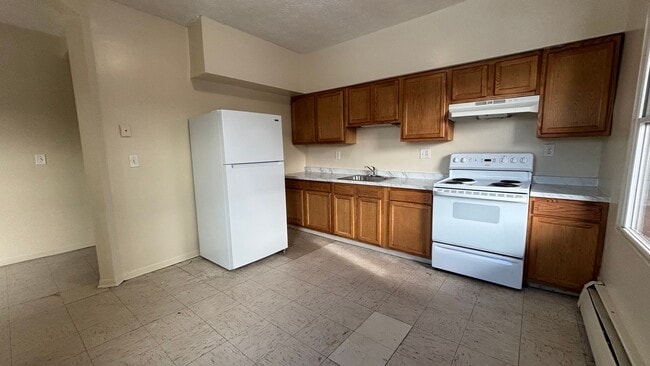 Building Photo - 5 Bedroom 1.5 Bath Spacious Apartment - Heat and Hot Water Included