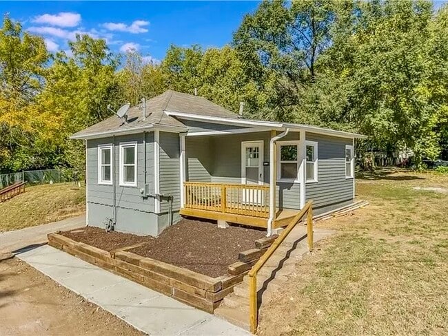 Building Photo - 426 E Elm St