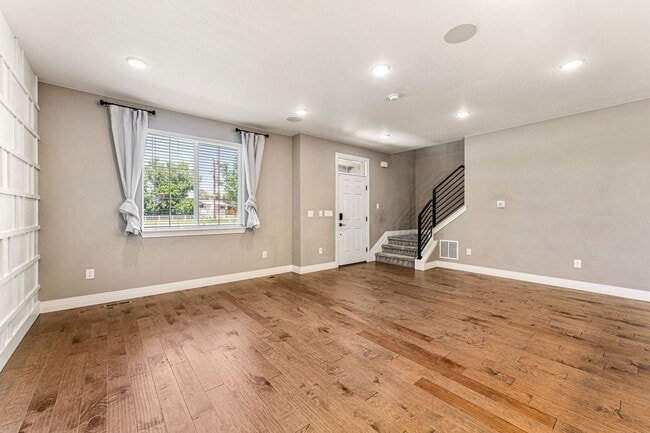 Building Photo - Modern Townhome in Commerce City!