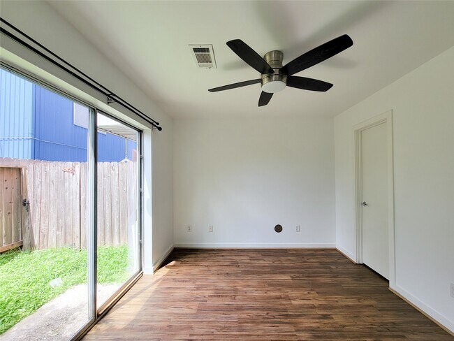 Building Photo - 2605 Calumet St