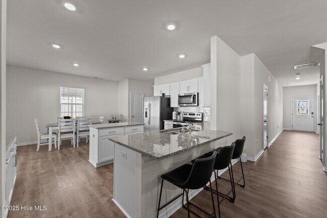 Building Photo - 280 Roberts Pl