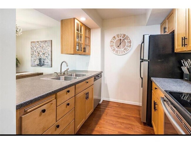 Building Photo - 334 W 5th St