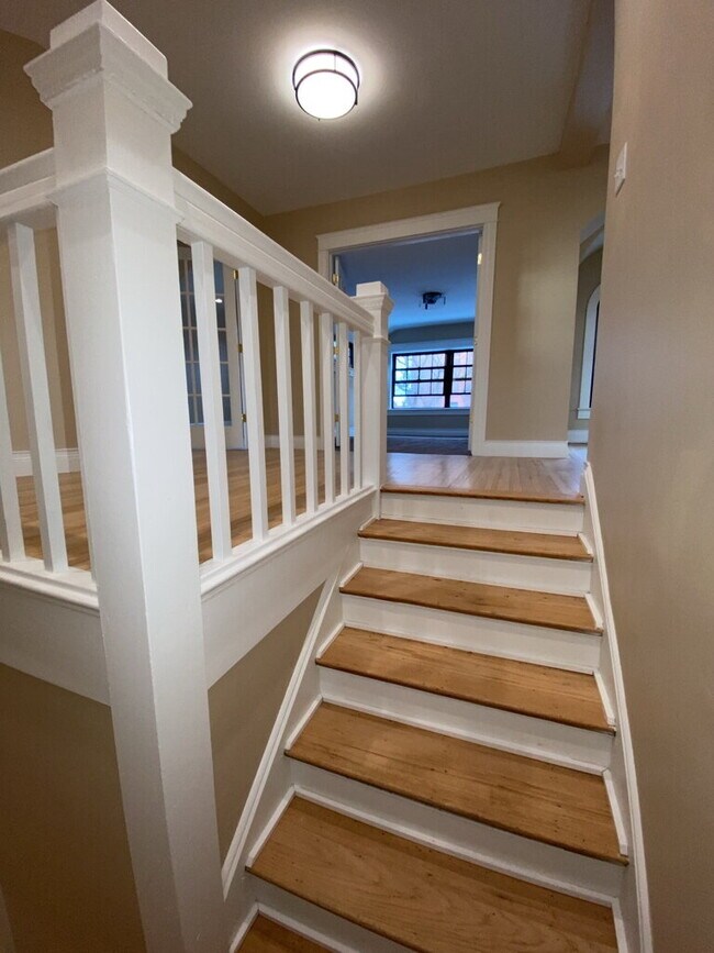 Building Photo - *Beautifully remodeled Historic 2 bed plus den Penthouse In Desirable Lowry Hill - Near Chain Of ...