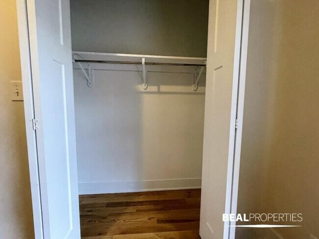 Building Photo - 1 bedroom in EVANSTON IL 60202
